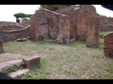 03094 ostia - regio i - insula ii - caseggiato del pantomimo apolausto and caseggiato del balcone ligneo (i,ii,2.6) - raum 27 (innenhof) - bli ri suedwesten - 09-2022.jpg